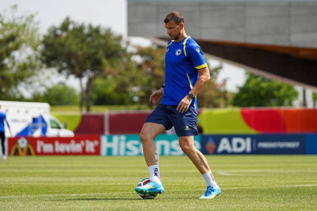 Bosnia and Herzegovina Training Day - 2026 FIFA World Cup, WM, Weltmeisterschaft, Fussball Edin DZEKO 11 of Bosnia and Herzegovina national football team warms-up during the training day ahead the 2026 FIFA World Cup Group B match against Canada at Centennial Park. on June 11, 2026 in Toronto, Canada. Toronto Ontario Canada Copyright: xLeonardoxRamirezx