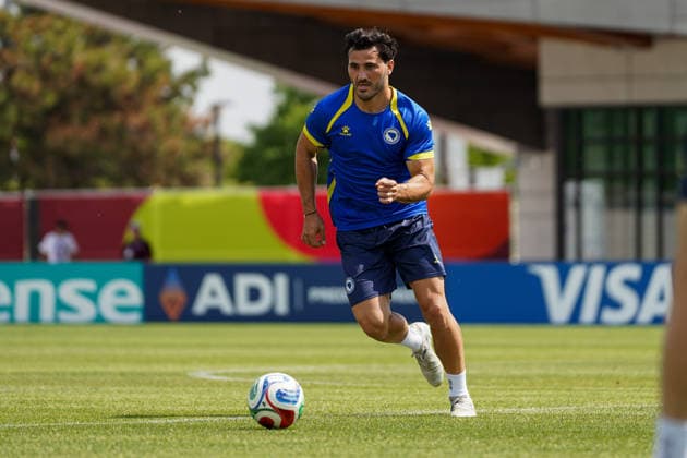Bosnia and Herzegovina Training Day - 2026 FIFA World Cup, WM, Weltmeisterschaft, Fussball Sead KOLASINAC 05 of Bosnia and Herzegovina national football team warms-up during the training day ahead the 2026 FIFA World Cup Group B match against Canada at Centennial Park. on June 11, 2026 in Toronto, Canada. Toronto Ontario Canada Copyright: xLeonardoxRamirezx