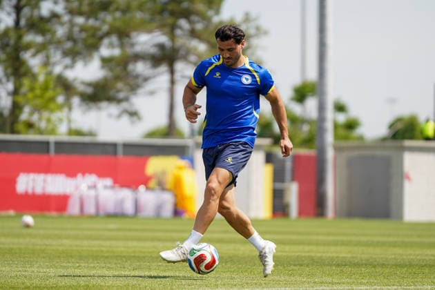 Bosnia and Herzegovina Training Day - 2026 FIFA World Cup, WM, Weltmeisterschaft, Fussball Sead KOLASINAC 05 of Bosnia and Herzegovina national football team warms-up during the training day ahead the 2026 FIFA World Cup Group B match against Canada at Centennial Park. on June 11, 2026 in Toronto, Canada. Toronto Ontario Canada Copyright: xLeonardoxRamirezx