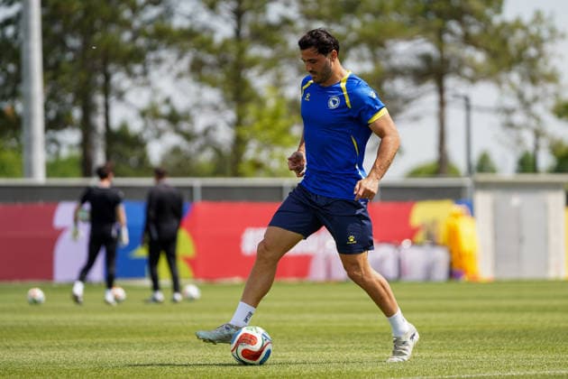 Bosnia and Herzegovina Training Day - 2026 FIFA World Cup, WM, Weltmeisterschaft, Fussball Sead KOLASINAC 05 of Bosnia and Herzegovina national football team warms-up during the training day ahead the 2026 FIFA World Cup Group B match against Canada at Centennial Park. on June 11, 2026 in Toronto, Canada. Toronto Ontario Canada Copyright: xLeonardoxRamirezx
