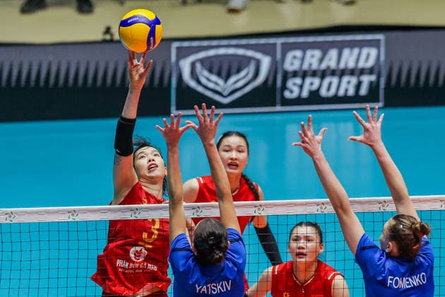 (260612) -- ILOCOS SUR PROVINCE, June 12, 2026 -- Tran Thi Thanh Thuy (Back L) of Vietnam competes against players of Kazakhstan during the pool B match between Kazakhstan and Vietnam at the 2026 AVC Women s Cup in Ilocos Sur Province, the Philippines, on June 12, 2026. ) (SP)PHILIPPINES-ILOCOS SUR PROVINCE-VOLLEYBALL-AVC WOMEN S CUP-VIE VS KAZ ROUELLExUMALI 