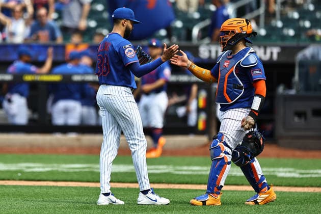MLB, Baseball Herren, USA St. Louis Cardinals Vs. New York Mets New York Mets relief pitcher Devin Williams 38 is congratulated by catcher Francisco Alvarez 4 after the Mets 5-4 win in the baseball game against the St. Louis Cardinals at Citi Field in Flushing, New York, on June 11, 2026. Flushing New York United States  Copyright: xGordonxDonovanx originalFilename:donovan-mlbstlou260611_np7tw.jpg