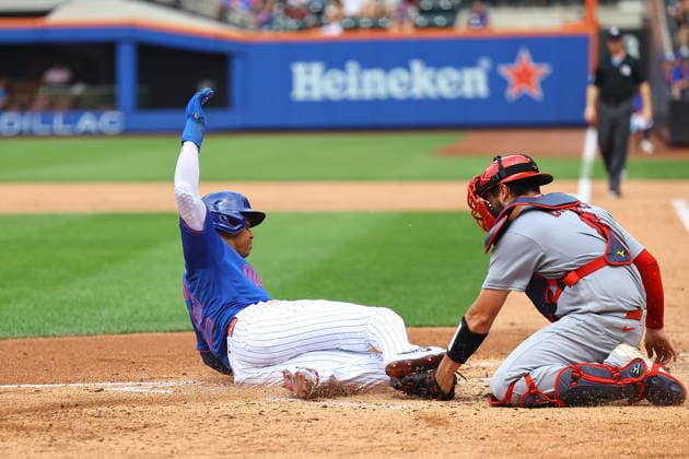 MLB, Baseball Herren, USA St. Louis Cardinals Vs. New York Mets New York Mets player Juan Soto 22 scores from second base as St. Louis Cardinals catcher Jimmy Crooks 8 is unable to handle the throw during the fifth inning of a baseball game at Citi Field in Flushing, New York, on June 11, 2026. Flushing New York United States  Copyright: xGordonxDonovanx originalFilename:donovan-mlbstlou260611_npuM7.jpg