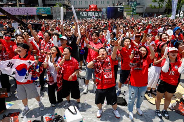 South Korea s soccer fans gather at Gwanghwamun Square for 2026 FIFA World Cup, WM, Weltmeisterschaft, Fussball public viewing Soccer fans shout and cheer during an outdoor public viewing party for the 2026 FIFA World Cup Group A match between South Korea and Czechia at Gwanghwamun Square in Seoul, South Korea, on June 12, 2026. Seoul South Korea  Copyright: xMatrixxImagesx xJungxUi-Chelx