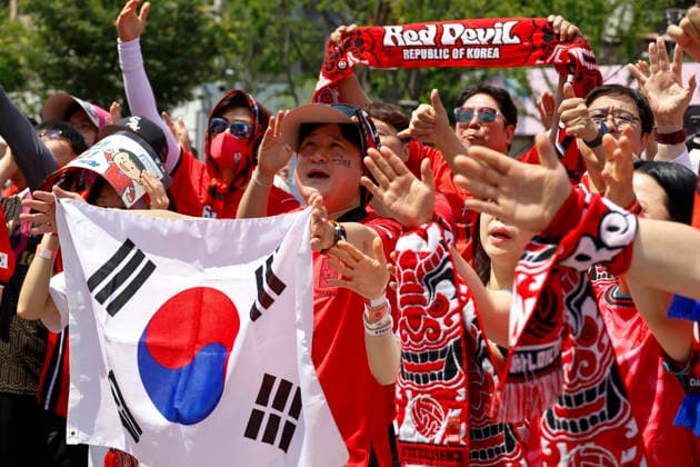 South Korea s soccer fans gather at Gwanghwamun Square for 2026 FIFA World Cup, WM, Weltmeisterschaft, Fussball public viewing South Korean soccer fans cheer during an outdoor public viewing party for the live screening of the 2026 FIFA World Cup Group A match between South Korea and Czechia at Gwanghwamun Square in Seoul, South Korea, on June 12, 2026. Seoul South Korea  Copyright: xMatrixxImagesx xJungxUi-Chelx