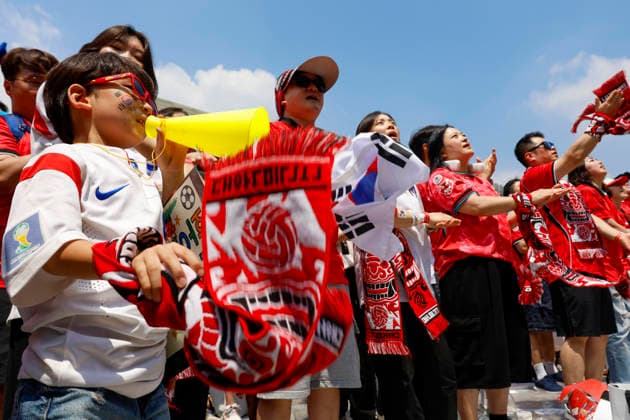 South Korea s soccer fans gather at Gwanghwamun Square for 2026 FIFA World Cup, WM, Weltmeisterschaft, Fussball public viewing South Korean soccer fans cheer during an outdoor public viewing party for the live screening of the 2026 FIFA World Cup Group A match between South Korea and Czechia at Gwanghwamun Square in Seoul, South Korea, on June 12, 2026. Seoul South Korea  Copyright: xMatrixxImagesx xJungxUi-Chelx