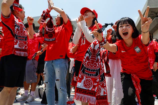 South Korea s soccer fans gather at Gwanghwamun Square for 2026 FIFA World Cup, WM, Weltmeisterschaft, Fussball public viewing South Korean soccer fans celebrate as South Korea scores a goal during an outdoor public viewing party for the 2026 FIFA World Cup Group A match between South Korea and Czechia at Gwanghwamun Square in Seoul, South Korea, on June 12, 2026. Seoul South Korea  Copyright: xMatrixxImagesx xJungxUi-Chelx