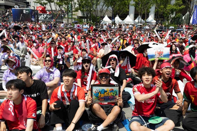 (260612) -- SEOUL, June 12, 2026 -- Fans of South Korea watch the match of the 2026 FIFA World Cup, WM, Weltmeisterschaft, Fussball between South Korea and the Czech Republic, at the Gwanghwamun square in Seoul, South Korea, June 12, 2026. (Photo by Xinhua) (SP)SOUTH KOREA-SEOUL-FOOTBALL-WORLD CUP-FANS JunxHyosang 