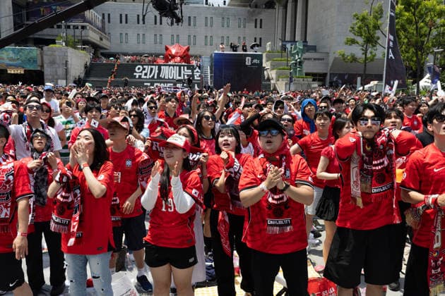 (260612) -- SEOUL, June 12, 2026 -- Fans of South Korea watch the match of the 2026 FIFA World Cup, WM, Weltmeisterschaft, Fussball between South Korea and the Czech Republic, at the Gwanghwamun square in Seoul, South Korea, June 12, 2026. (Photo by Xinhua) (SP)SOUTH KOREA-SEOUL-FOOTBALL-WORLD CUP-FANS JunxHyosang 
