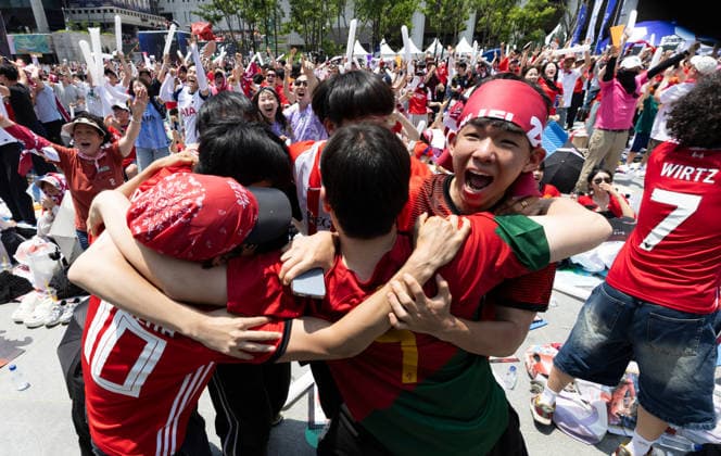 (260612) -- SEOUL, June 12, 2026 -- Fans of South Korea cheer as they watch the match of the 2026 FIFA World Cup, WM, Weltmeisterschaft, Fussball between South Korea and the Czech Republic, at the Gwanghwamun square in Seoul, South Korea, June 12, 2026. (Photo by Xinhua) (SP)SOUTH KOREA-SEOUL-FOOTBALL-WORLD CUP-FANS JunxHyosang 