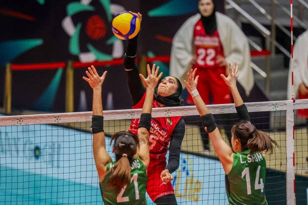 Volleyball, Frauen, AVC Womens Cup, Iran - Hongkong (260612) -- ILOCOS SUR PROVINCE, June 12, 2026 -- Fatemeh Khalili Chermahini (C) of Iran competes against Leung Nga Yee (L) and Shum Lam of China s Hong Kong during the pool B match between Iran and China s Hong Kong at the 2026 AVC Women s Cup in Ilocos Sur Province, the Philippines, on June 12, 2026. ) (SP)PHILIPPINES-ILOCOS SUR PROVINCE-VOLLEYBALL-AVC WOMEN S CUP-HKG VS IRA RouellexUmali 
