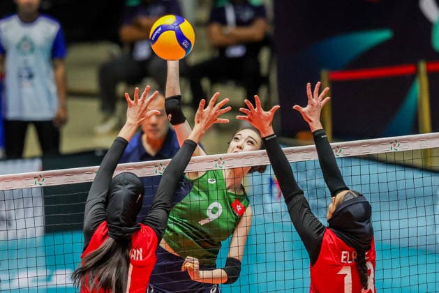 Volleyball, Frauen, AVC Womens Cup, Iran - Hongkong (260612) -- ILOCOS SUR PROVINCE, June 12, 2026 -- Yu Shirui Shirley (C) of China s Hong Kong spikes against players of Iran during the pool B match between Iran and China s Hong Kong at the 2026 AVC Women s Cup in Ilocos Sur Province, the Philippines, on June 12, 2026. ) (SP)PHILIPPINES-ILOCOS SUR PROVINCE-VOLLEYBALL-AVC WOMEN S CUP-HKG VS IRA RouellexUmali 