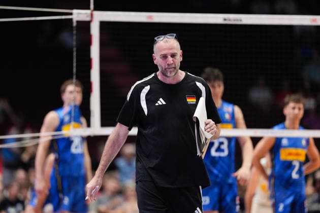 Volleyball, Nations League, Deutschland - Italien Germany V Italy - 2026 Men s Volleyball Nations League - Ottawa -Day2 Head Coach Massimo Botti of Italy observes during the 2026 Men s Volleyball Nations League match between Germany and Italy at TD Place Arena in Ottawa, Canada, on June 11, 2026. Ottawa Ontario Canada  Copyright: xYuanxTianx originalFilename:tian-2026mens260611_npKwb.jpg