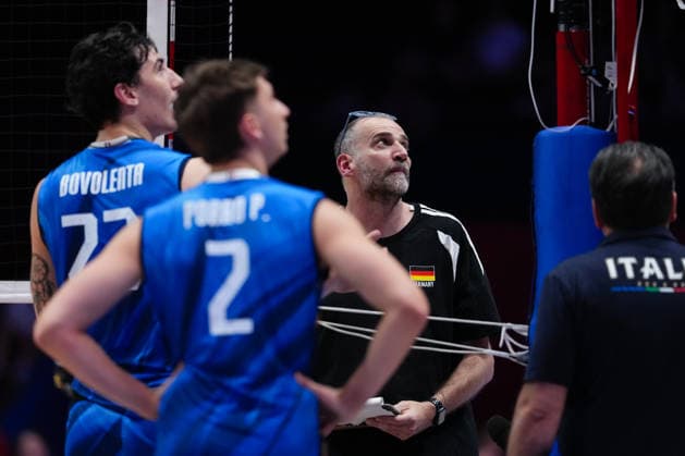 Volleyball, Nations League, Deutschland - Italien Germany V Italy - 2026 Men s Volleyball Nations League - Ottawa -Day2 Head Coach Massimo Botti of Italy observes during the 2026 Men s Volleyball Nations League match between Germany and Italy at TD Place Arena in Ottawa, Canada, on June 11, 2026. Ottawa Ontario Canada  Copyright: xYuanxTianx originalFilename:tian-2026mens260611_npscZ.jpg
