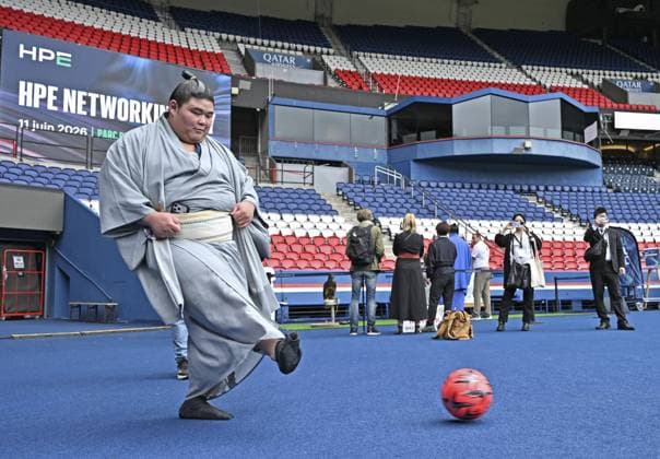 Sumo: Paris tournament Sumo wrestler Hakunofuji kicks a ball during a visit to Parc des Princes, Paris Saint-Germain football club s home stadium in Paris, on June 11, 2026. He will participate in a June 13-14 sumo tournament in the French capital.  A14AA0005618524P