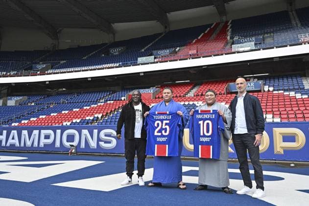 Sumo: Paris tournament Sumo wrestlers Yoshinofuji (2nd from L) and Hakunofuji pose during a visit to Parc des Princes, Paris Saint-Germain football club s home stadium in Paris, on June 11, 2026. They will participate in a June 13-14 sumo tournament in the French capital.  A14AA0005618525P