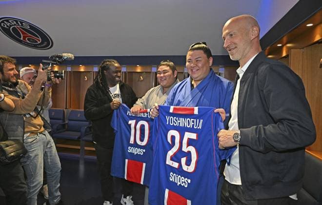 Sumo: Paris tournament Sumo wrestlers Yoshinofuji (25) and Hakunofuji pose during a visit to Parc des Princes, Paris Saint-Germain football club s home stadium in Paris, on June 11, 2026. They will participate in a June 13-14 sumo tournament in the French capital.  A14AA0005618526P