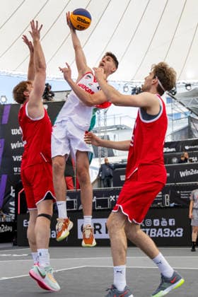 BASKETBALL - FIBA 3x3 World Tour VIENNA,AUSTRIA,12.JUN.26 - BASKETBALL - FIBA 3x3 World Tour. Image shows Mate Reizinger (HUN) and Florian Andreas Koeppel (AUT).  GEPAxpictures xPhilippxBrem