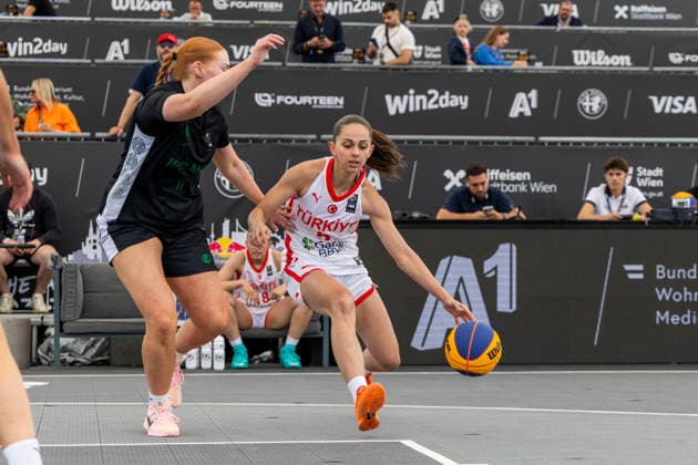 BASKETBALL - FIBA 3x3 World Tour VIENNA,AUSTRIA,12.JUN.26 - BASKETBALL - FIBA 3x3 World Tour. Image shows Maria Alice Kealy (IRL) and Selen ?rem Bas (TUR).  GEPAxpictures xPhilippxBrem