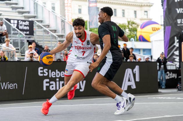 BASKETBALL - FIBA 3x3 World Tour VIENNA,AUSTRIA,12.JUN.26 - BASKETBALL - FIBA 3x3 World Tour. Image shows Zeki Akant Es (TUR) and Amaan Sanni (IRL).  GEPAxpictures xPhilippxBrem