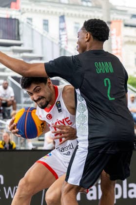 BASKETBALL - FIBA 3x3 World Tour VIENNA,AUSTRIA,12.JUN.26 - BASKETBALL - FIBA 3x3 World Tour. Image shows Zeki Akant Es (TUR) and Amaan Sanni (IRL).  GEPAxpictures xPhilippxBrem