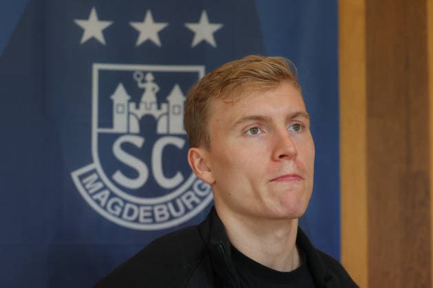 12 06 2026, xtgx, Handball, EHF Champions League, Media Day v l Gisli Thorgeir Kristjansson Magdeburg, 10 Portrait, Portraet, Einzelbild Vereinslogo Vereinswappen Logo Wappen Emblem Koeln