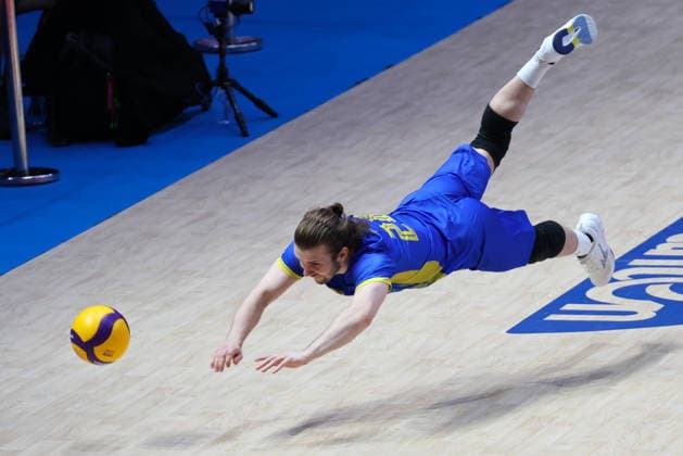 (260612) -- LINYI, June 12, 2026 -- Yaroslav Pampushko of Ukraine tries to save the ball during the men s pool 3 match between Ukraine and Cuba at the 2026 Volleyball Nations League (VNL) in Linyi, east China s Shandong Province, June 12, 2026. ) (SP)CHINA-LINYI-VOLLEYBALL NATIONS LEAGUE-CUB VS UKR(CN) ZhuxZheng 