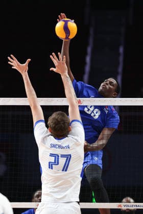 (260612) -- LINYI, June 12, 2026 -- Alexis Wilson Velazquez (R) of Cuba spikes during the men s pool 3 match between Ukraine and Cuba at the 2026 Volleyball Nations League (VNL) in Linyi, east China s Shandong Province, June 12, 2026. ) (SP)CHINA-LINYI-VOLLEYBALL NATIONS LEAGUE-CUB VS UKR(CN) ZhuxZheng 