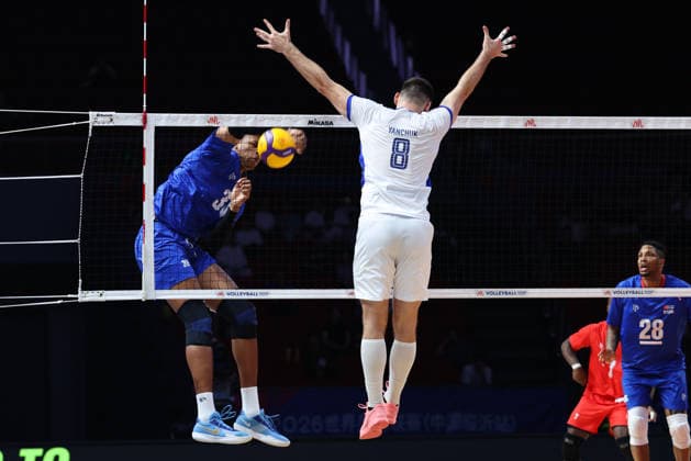 (260612) -- LINYI, June 12, 2026 -- Dmytro Yanchuk (C) of Ukraine defends during the men s pool 3 match between Ukraine and Cuba at the 2026 Volleyball Nations League (VNL) in Linyi, east China s Shandong Province, June 12, 2026. ) (SP)CHINA-LINYI-VOLLEYBALL NATIONS LEAGUE-CUB VS UKR(CN) ZhuxZheng 