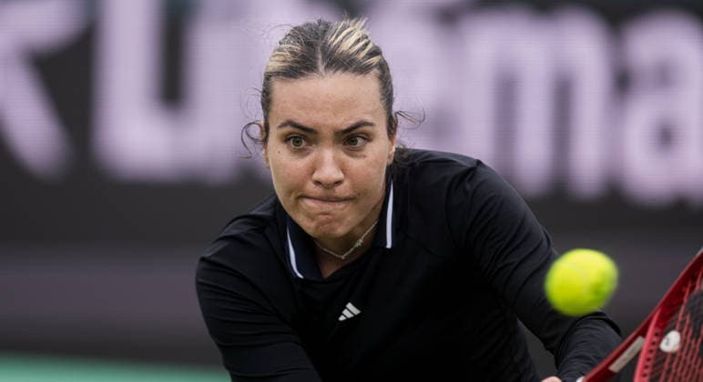 Libema Open Elena-Gabriela Ruse of Romania plays a backhand against Barbora Krejcikova of the Czech Republic during their WTA, Tennis Damen Singles match at the Libema Open at Autotron s-Hertogenbosch in s-Hertogenbosch, Netherlands, on June 12, 2026. S-Hertogenbosch Netherlands  Copyright: xAndyxAstfalckx originalFilename:astfalck-libemaop260612_nptLE.jpg
