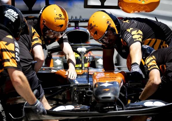 BARCELONA - Mechanics replace Oscar Piastri s (McLaren) front wing during the first free practice session at the Circuit de Barcelona-Catalunya ahead of the Barcelona Grand Prix. SANDER KONING ANP xVIxANPxSportx xxANPxIVx 560821082 originalFilename: 560821082.jpg