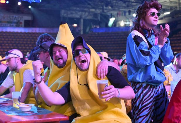 12 06 2026, xhbx, Dart World Cup of Darts 2026, v l Dart Fans, Spectators, Mood, Disguise, Costumes, Shield 180 DFL DFB REGULATIONS PROHIBIT ANY USE OF PHOTOGRAPHS as IMAGE SEQUENCES and or QUASI VIDEO Frankfurt