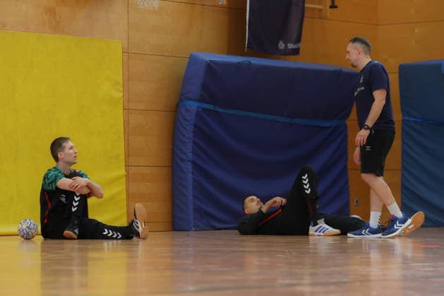 12 06 2026, xtgx, Handball, EHF Champions League, Final training SC Magdeburg f l Nikola Portner Magdeburg, 80 Matej Mandic Magdeburg, 12 , Goalkeeping coach Dino Spiranec Koeln