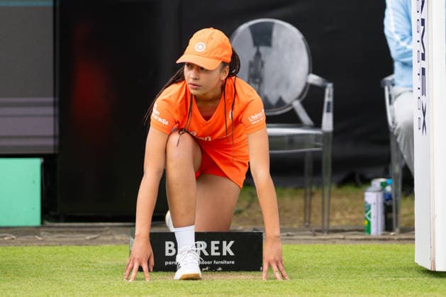 Ball girl in orange outfit, Tennis, Libema Open 2026, WTA Masters 250, 12 06 2026, Rosmalen Grass Court Championships, Centre Court Rosmalen, s Hertogenbosch North Brabant Netherlands Copyright: xkolbert-press MarkusxVerwimpx