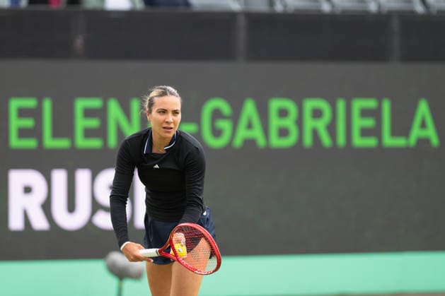 Elena Gabriela Ruse serving in the match against Barbora Krejcikova, Tennis, Libema Open 2026, WTA Masters 250, 12 06 2026, Rosmalen Grass Court Championships, Centre Court Rosmalen, s Hertogenbosch North Brabant Netherlands Copyright: xkolbert-press MarkusxVerwimpx