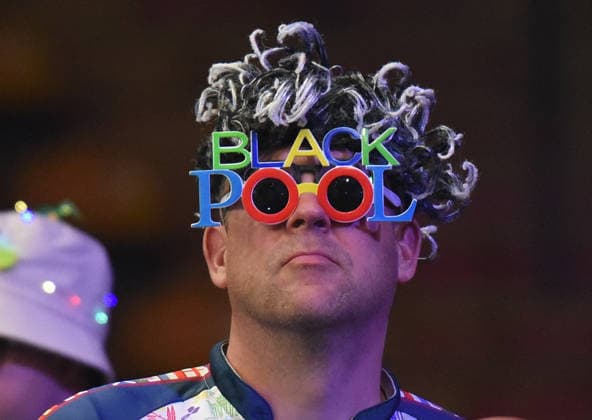 12 06 2026, xhbx, Dart World Cup of Darts 2026, v l Fan with Blackpoolglasses DFL DFB REGULATIONS PROHIBIT ANY USE OF PHOTOGRAPHS as IMAGE SEQUENCES and or QUASI VIDEO Frankfurt