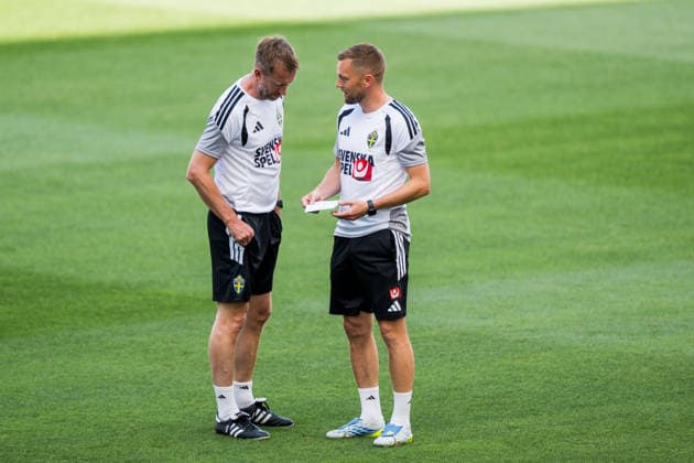 260612 Head coach Graham Potter and Assistant coach Sebastian Larsson of the Swedish national football team at a training session during day 2 of the FIFA World Cup 2026 on June 12, 2026 in Dallas Photo Petter Arvidson BILDBYRAN kod PA PA1229 fotboll football soccer fotball vm fotbolls vm fotball vm fotbolls vm 2026 fifa world cup 2026 träning practice training sverige sweden sverige a bbeng  Copyright: PETTERxARVIDSON BB260612PA002