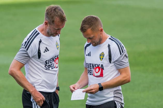 260612 Head coach Graham Potter and Assistant coach Sebastian Larsson of the Swedish national football team at a training session during day 2 of the FIFA World Cup 2026 on June 12, 2026 in Dallas Photo Petter Arvidson BILDBYRAN kod PA PA1229 fotboll football soccer fotball vm fotbolls vm fotball vm fotbolls vm 2026 fifa world cup 2026 träning practice training sverige sweden sverige a bbeng  Copyright: PETTERxARVIDSON BB260612PA008