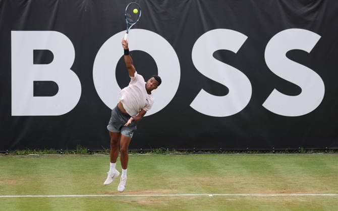 Sport Bilder des Tages Stuttgart , Tennis , BOSS Open , Giovanni Mpetshi Perricard (FRA) *** Stuttgart , Tennis , BOSS Open , Giovanni Mpetshi Perricard FRA
