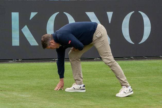 The umpire tests the grass on Naesse, Ben Shelton vs Marcos Giron, Tennis, ATP Tournament, Boss Open, Center Court, Round of 16, 12 06 2026, Ben Shelton vs Marco Giron, Tennis, ATP Tournament, Boss Open, Center Court, Round of 16, 12 06 2026, Stuttgart Copyright: xEibner-Pressefoto EdwardxCheungx EP_ECG