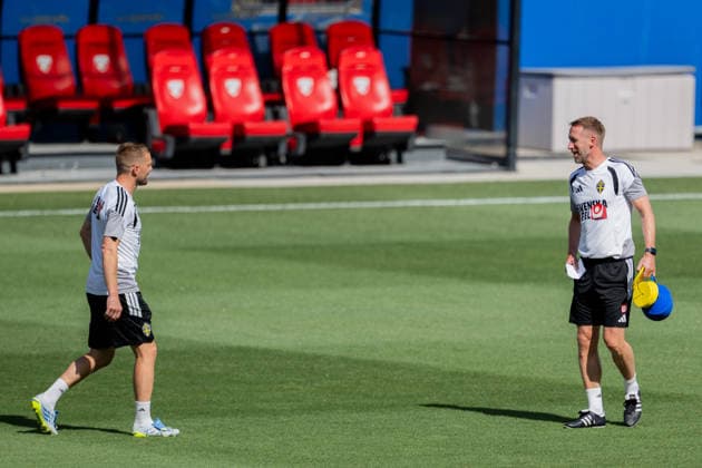 260612 Assistant coach Sebastian Larsson and Head coach Graham Potter of the Swedish national football team at a training session during day 2 of the FIFA World Cup 2026 on June 12, 2026 in Dallas Photo Petter Arvidson BILDBYRAN kod PA PA1229 fotboll football soccer fotball vm fotbolls vm fotball vm fotbolls vm 2026 fifa world cup 2026 träning practice training sverige sweden sverige a bbeng  Copyright: PETTERxARVIDSON BB260612PA020