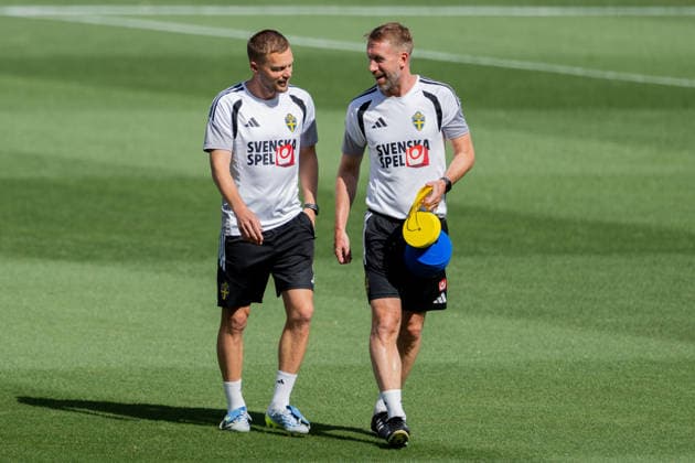 260612 Assistant coach Sebastian Larsson and Head coach Graham Potter of the Swedish national football team at a training session during day 2 of the FIFA World Cup 2026 on June 12, 2026 in Dallas Photo Petter Arvidson BILDBYRAN kod PA PA1229 fotboll football soccer fotball vm fotbolls vm fotball vm fotbolls vm 2026 fifa world cup 2026 träning practice training sverige sweden sverige a bbeng  Copyright: PETTERxARVIDSON BB260612PA023