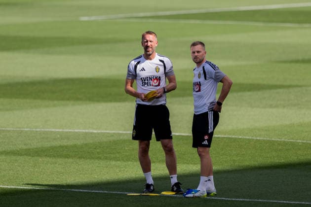 260612 Head coach Graham Potter and assistant coach Sebastian Larsson of the Swedish national football team at a training session during day 2 of the FIFA World Cup 2026 on June 12, 2026 in Dallas Photo Petter Arvidson BILDBYRAN kod PA PA1229 fotboll football soccer fotball vm fotbolls vm fotball vm fotbolls vm 2026 fifa world cup 2026 träning practice training sverige sweden sverige a bbeng  Copyright: PETTERxARVIDSON BB260612PA025