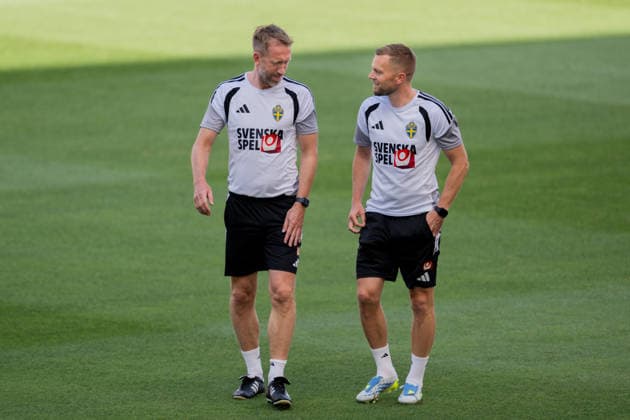 260612 Head coach Graham Potter and assistant coach Sebastian Larsson of the Swedish national football team at a training session during day 2 of the FIFA World Cup 2026 on June 12, 2026 in Dallas Photo Petter Arvidson BILDBYRAN kod PA PA1229 fotboll football soccer fotball vm fotbolls vm fotball vm fotbolls vm 2026 fifa world cup 2026 träning practice training sverige sweden sverige a bbeng  Copyright: PETTERxARVIDSON BB260612PA026