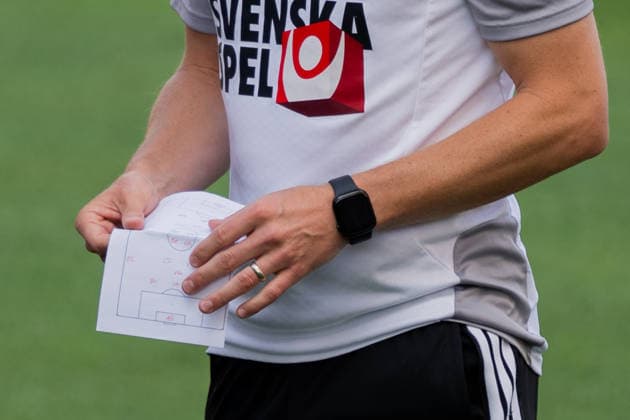 260612 Assistant coach Sebastian Larsson with a paper at a training session with the Swedish national football team during day 2 of the FIFA World Cup 2026 on June 12, 2026 in Dallas Photo Petter Arvidson BILDBYRAN kod PA PA1229 fotboll football soccer fotball vm fotbolls vm fotball vm fotbolls vm 2026 fifa world cup 2026 träning practice training sverige sweden sverige a bbeng  Copyright: PETTERxARVIDSON BB260612PA027
