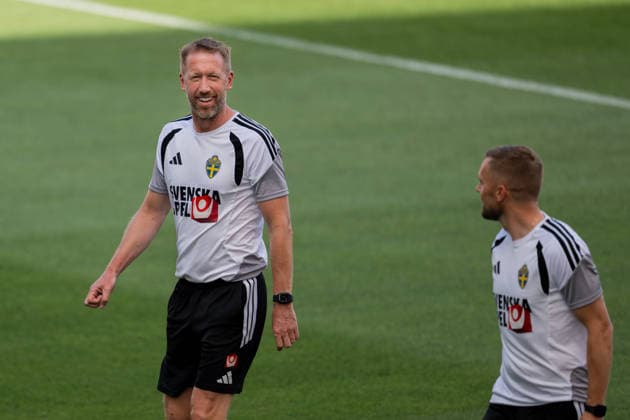 260612 Head coach Graham Potter and assistant coach Sebastian Larsson of the Swedish national football team at a training session during day 2 of the FIFA World Cup 2026 on June 12, 2026 in Dallas Photo Petter Arvidson BILDBYRAN kod PA PA1229 fotboll football soccer fotball vm fotbolls vm fotball vm fotbolls vm 2026 fifa world cup 2026 träning practice training sverige sweden sverige a bbeng  Copyright: PETTERxARVIDSON BB260612PA029