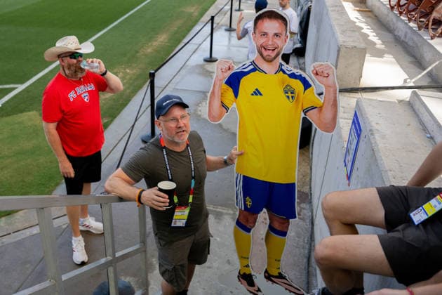 260612 Robert Laul, reporter at Swedish newspaper Göteborgs Posten with a paper figure of Gustav Lundgren at a training session with the Swedish national football team during day 2 of the FIFA World Cup 2026 on June 12, 2026 in Dallas Photo Petter Arvidson BILDBYRAN kod PA PA1229 fotboll football soccer fotball vm fotbolls vm fotball vm fotbolls vm 2026 fifa world cup 2026 träning practice training sverige sweden sverige a bbeng  Copyright: PETTERxARVIDSON BB260612PA030