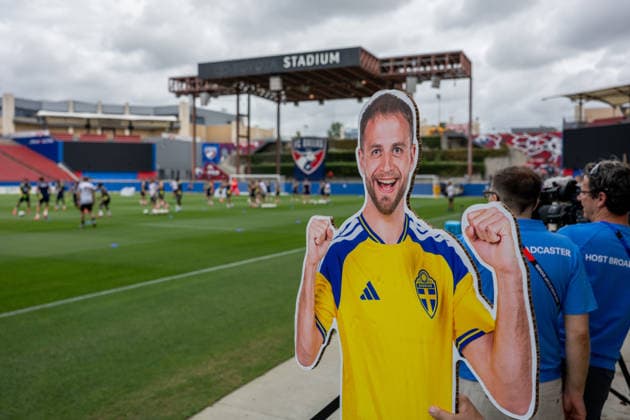 260612 Swedish newspaper Göteborgs Posten with a paper figure of Gustav Lundgren at a training session with the Swedish national football team during day 2 of the FIFA World Cup 2026 on June 12, 2026 in Dallas Photo Petter Arvidson BILDBYRAN kod PA PA1229 fotboll football soccer fotball vm fotbolls vm fotball vm fotbolls vm 2026 fifa world cup 2026 träning practice training sverige sweden sverige a bbeng  Copyright: PETTERxARVIDSON BB260612PA033