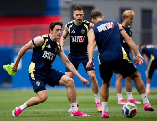 260612 Elliot Stroud and Gabriel Gudmundsson of the Swedish national football team at a training session during day 2 of the FIFA World Cup 2026 on June 12, 2026 in Dallas Photo Petter Arvidson BILDBYRAN kod PA PA1229 fotboll football soccer fotball vm fotbolls vm fotball vm fotbolls vm 2026 fifa world cup 2026 träning practice training sverige sweden sverige a bbeng  Copyright: PETTERxARVIDSON BB260612PA036
