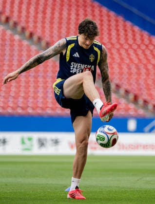 260612 Victor Nilsson Lindelöf of the Swedish national football team at a training session during day 2 of the FIFA World Cup 2026 on June 12, 2026 in Dallas Photo Petter Arvidson BILDBYRAN kod PA PA1229 fotboll football soccer fotball vm fotbolls vm fotball vm fotbolls vm 2026 fifa world cup 2026 träning practice training sverige sweden sverige a bbeng  Copyright: PETTERxARVIDSON BB260612PA040